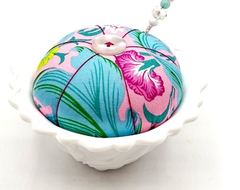 Alfiletero - Tela Kaffe Fassett William Morris - Vidrio blanco lechoso - Textura botánica de hoja