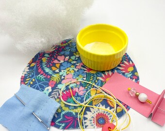 Kit de alfiletero - Plato de cerámica amarillo - Tela floral colorida - Tela Sally Kelly