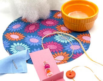 Kit de alfiletero - Plato de cerámica naranja - Tela Anna Maria - Estampado floral rosa y azul