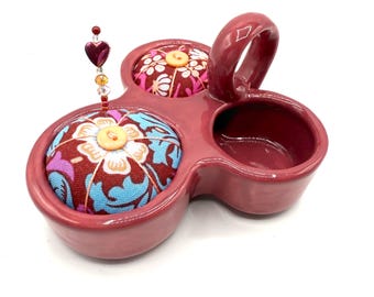 Alfiletero Pal - Tela Kaffe Fassett William Morris - Cerámica malva oscuro - Alfiletero doble