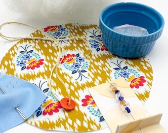 Kit de alfiletero - Plato de cerámica azul - Tela con estampado de ramo de flores - Estampado de Anna Maria Horner