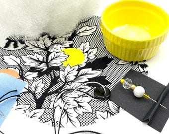 Kit de alfiletero - Plato de cerámica amarillo - Tela rosa Tula - Negro, blanco y amarillo