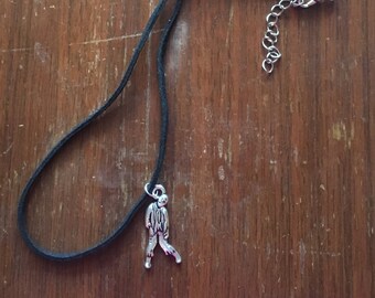 Colar Zumbi: Pingente prateado em cordão de camurça preta