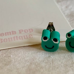 Upcycled Button Mini Frosch Ohrstecker - Krötenschmuck - Kawaii Froschkönig Ohrringe
