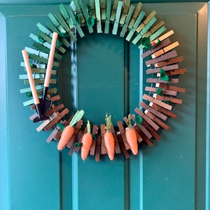 Frühling Karotte Garten Kleidung Pins Kranz mit Filz Blätter Mini Rake und Schaufel - handbemalt Kranz - Garten-Geschenk - Sommer-Tür-Dekor