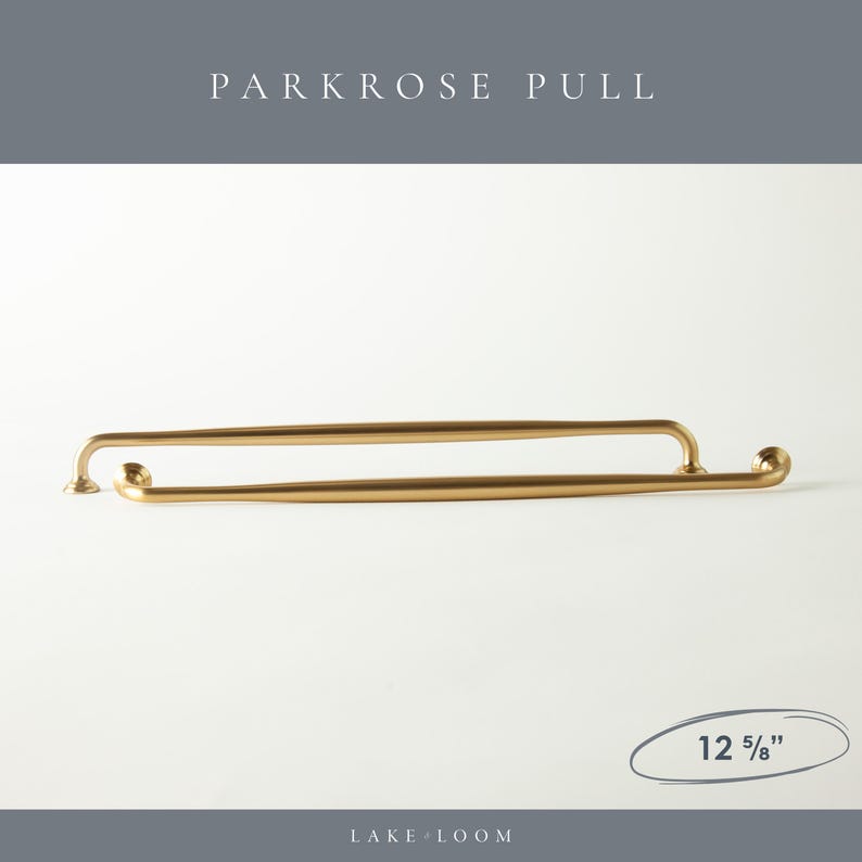以下が含まれることがあります： ゴールドカラーのParkroseプル2本。各プルは32.07 cmの長さです。プルは、両端に小さな装飾的なディテールを備えた湾曲したデザインです。「PARKROSE PULL」というテキストが画像の上部にあり、「LAKE LOOM」が下部にあります。