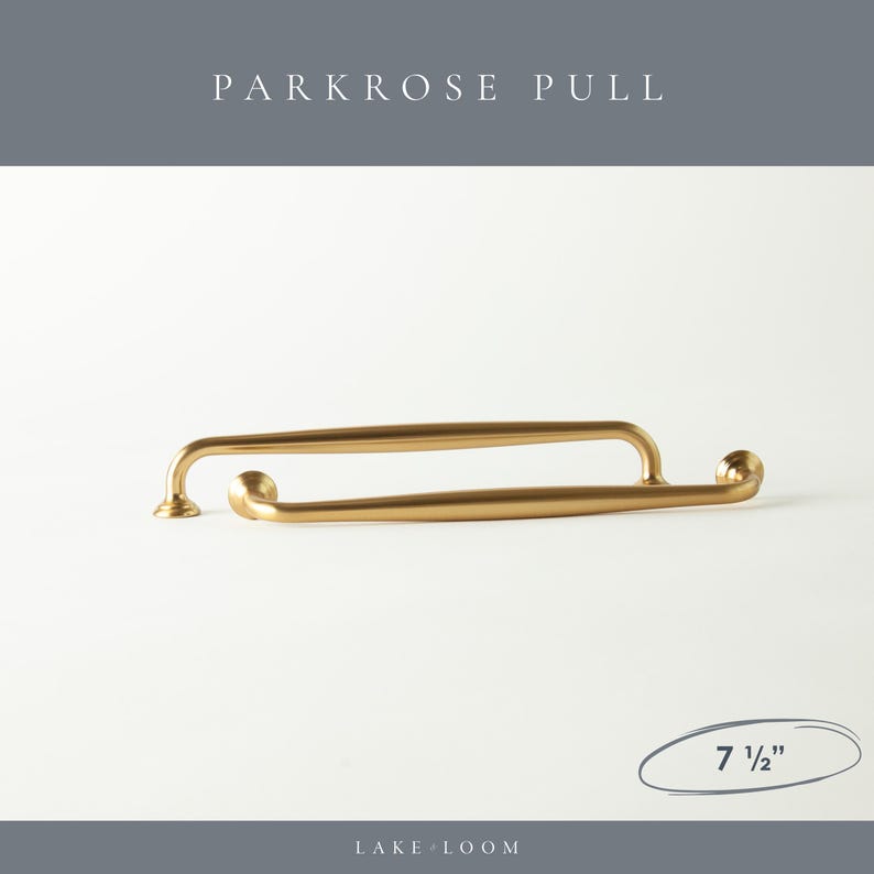 以下が含まれることがあります： 白い背景に、長さ19cmの2つのゴールドカラーのParkroseプルが表示されています。プルは、丸みを帯びた端とマット仕上げの曲線的なデザインです。「PARKROSE PULL」と「LAKE LOOM」の文字が見えます。