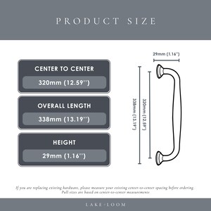 以下が含まれることがあります： キャビネットプル（取っ手）の寸法図。 全長は338mm (13.19"), 中心間距離は320mm (12.59"), 高さ29mm (1.16"). 上部に「PRODUCT SIZE」の文字。