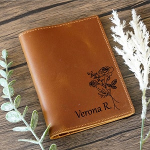 Geburtsblumen-Passhülle, personalisierter Leder-Passhülle, Geburtsmonat-Blumengeschenk, individuelles Reisegeschenk aus Rindsleder, Brautjungferngeschenk
