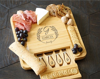 Planche de charcuterie personnalisée, ensemble de couteaux de planche à fromages personnalisés, cadeaux de mariage, cadeau de pendaison de crémaillère, idées cadeaux pour elle, ensemble de planche à découper