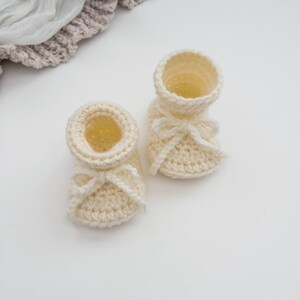 Crochet Baby Booties, Gender Neutral Boots, Winter Baby Shoes, Neutral Baby Slippers, Unisex Baby Shoes, Handmade Infant Booties, Moccasins Cream