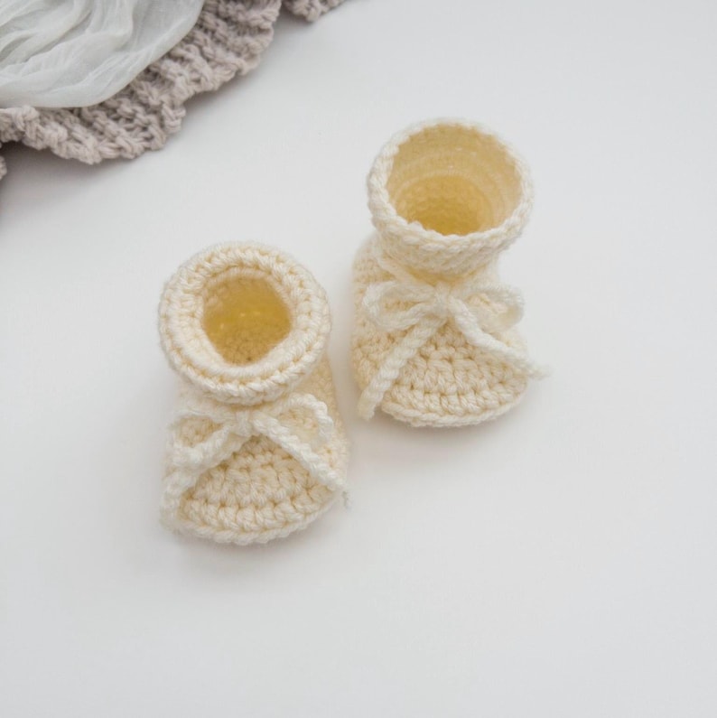 Crochet Baby Booties, Gender Neutral Boots, Winter Baby Shoes, Neutral Baby Slippers, Unisex Baby Shoes, Handmade Infant Booties, Moccasins Cream
