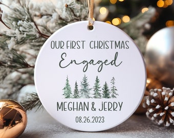 Eerste kerstmis verloofd ornament gepersonaliseerd Onze eerste kerstmis 2024 aangepaste namen en datum Nieuw paar kerstcadeau idee aandenken cadeau.