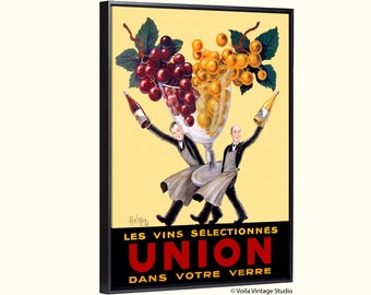 Puede incluir: Póster vintage que anuncia vino con dos hombres que sostienen botellas de vino y una copa grande llena de uvas. El póster dice "Les Vins Sélectionnés Union Dans Votre Verre".