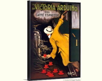 Puede incluir: Anuncio vintage para el café espresso "La Victoria Arduino". Un hombre con un abrigo amarillo y un sombrero blanco vierte espresso de una gran máquina de café en una taza roja. El texto "La Victoria Arduino" está escrito en una fuente decorativa con las palabras "Per Caffe Espresso" debajo.