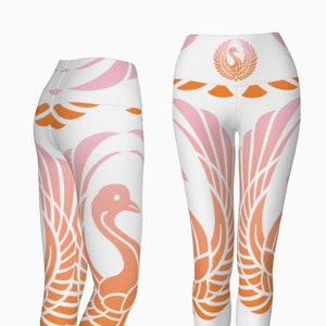 K&ouml;nnte beinhalten: Wei&szlig;e Yoga-Leggings mit einem Kranich-Design in Rosa und Orange. Die Leggings haben einen hohen Bund und sind cropped.