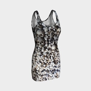 Gruseliges Kleid von echten Katakomben im Heiligen Spanien, ein tailliertes, körperbetontes Kleid von menschlichen Schädeln, ein Statement-Kleid, historisch und reversibel
