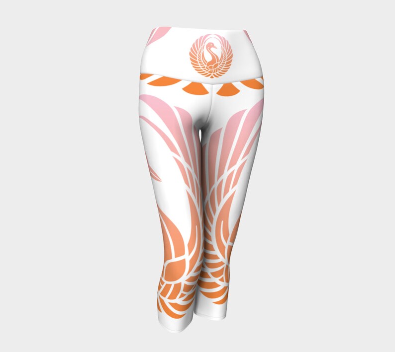 K&ouml;nnte beinhalten: Wei&szlig;e Yoga-Leggings mit einem pink-orangenen Farbverlaufsmuster, das ein stilisiertes Vogeldesign zeigt. Die Leggings haben einen hohen Bund und eine verk&uuml;rzte L&auml;nge.