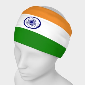 Puede incluir: Una diadema blanca con la bandera de la India impresa en ella. La bandera tiene tres franjas horizontales: verde, blanca y naranja. La franja blanca tiene una rueda azul en el centro.