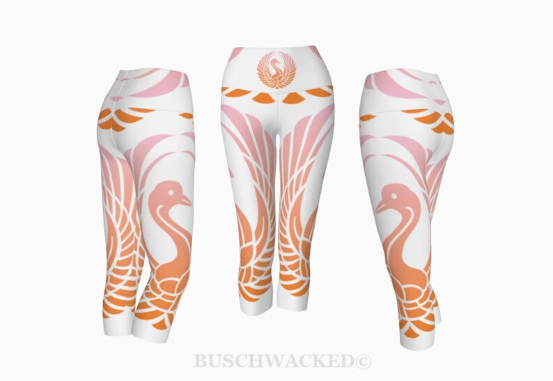 K&ouml;nnte beinhalten: Wei&szlig;e Yoga-Leggings mit einem Kranich-Design in Rosa und Orange. Die Leggings haben einen hohen Bund und sind cropped.