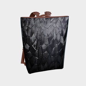Sac à dos en écailles de dragon noires, cuir végétalien, bretelles rembourrées réglables, choix de sangles et accessoires
