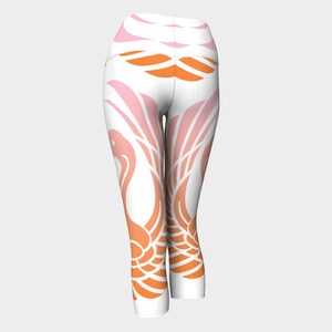 K&ouml;nnte beinhalten: Wei&szlig;e Yoga-Leggings mit einem rosafarbenen und orangen Ombre-Design mit einem stilisierten Vogelmuster.