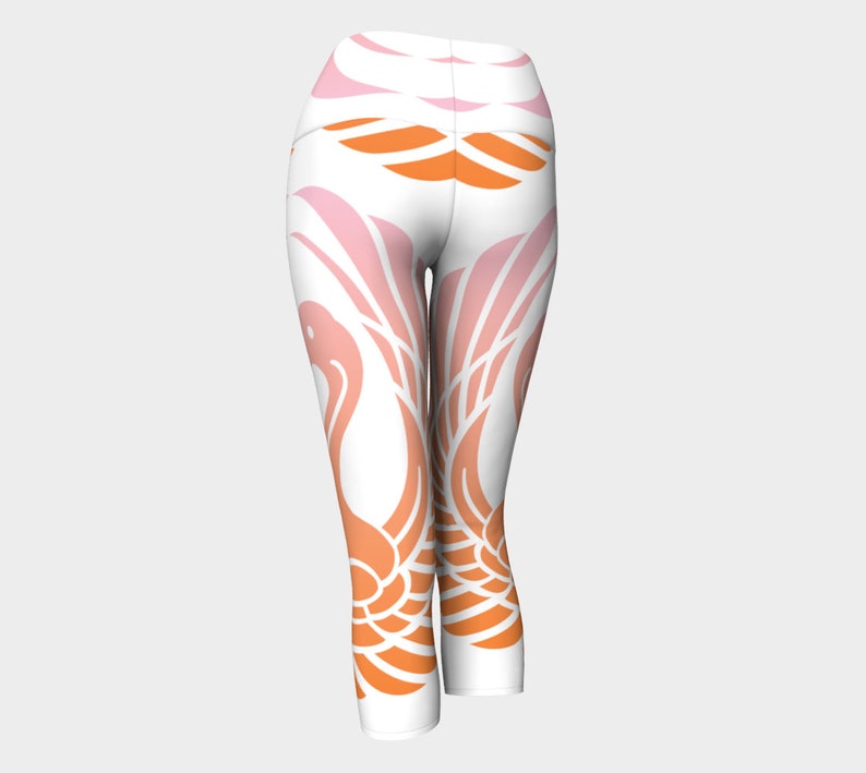 K&ouml;nnte beinhalten: Wei&szlig;e Yoga-Leggings mit einem rosafarbenen und orangen Ombre-Design mit einem stilisierten Vogelmuster.