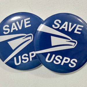 Op de afbeelding: Twee blauwe ronde knoppen met witte tekst en een wit beeld van een vliegtuig. De tekst op de knoppen luidt "SAVE USPS".