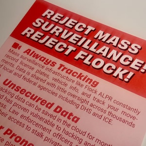 Puede incluir: Un folleto rojo y rosa con el texto "REJECT MASS SURVEILLANCE! REJECT FLOCK!" en letras blancas grandes. El folleto también contiene texto más pequeño sobre la vigilancia masiva y el seguimiento de datos.