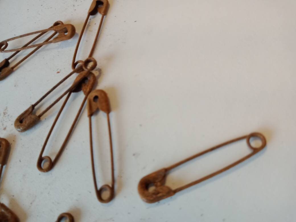 10 Rusty Safety Pins Small Size Etsy