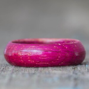ピンクのウイスキー樽の木製リング：テネシーバーボンの結婚指輪