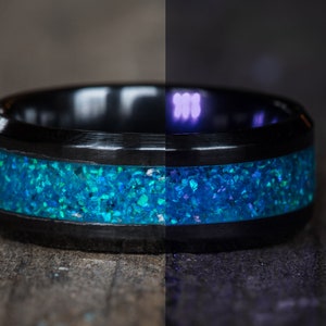 輝くブルーオパールのブラックセラミックリング：手作りの結婚指輪