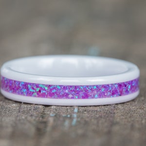 Lavendel-Opal Keramikring: Weißes Band, Oktober Geburtsstein