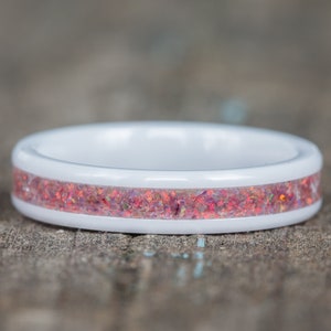 Weiße Keramik Ring mit Tigerauge Opal Inlay, handgemacht