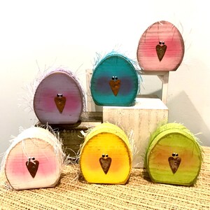 One Wood peep. Baby peeps. Easter wood decor. Tiered tray decor. Spring wood decor. Spring decor. Easter chicks. Modern Prims. Easter decor. zdjęcie 2