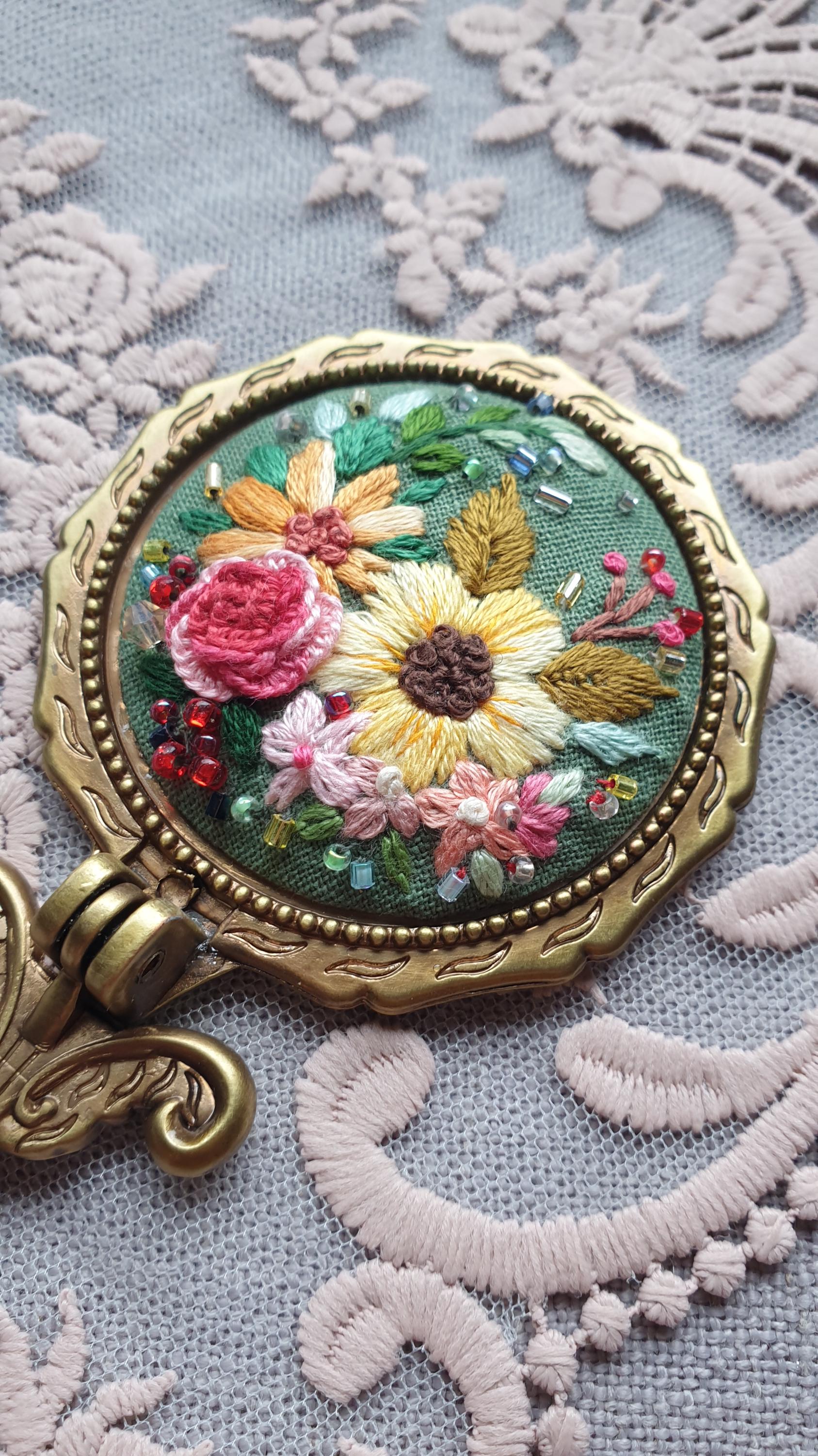 手刺繍の花柄ポケットミラー：ヴィンテージ真鍮製折りたたみミラー