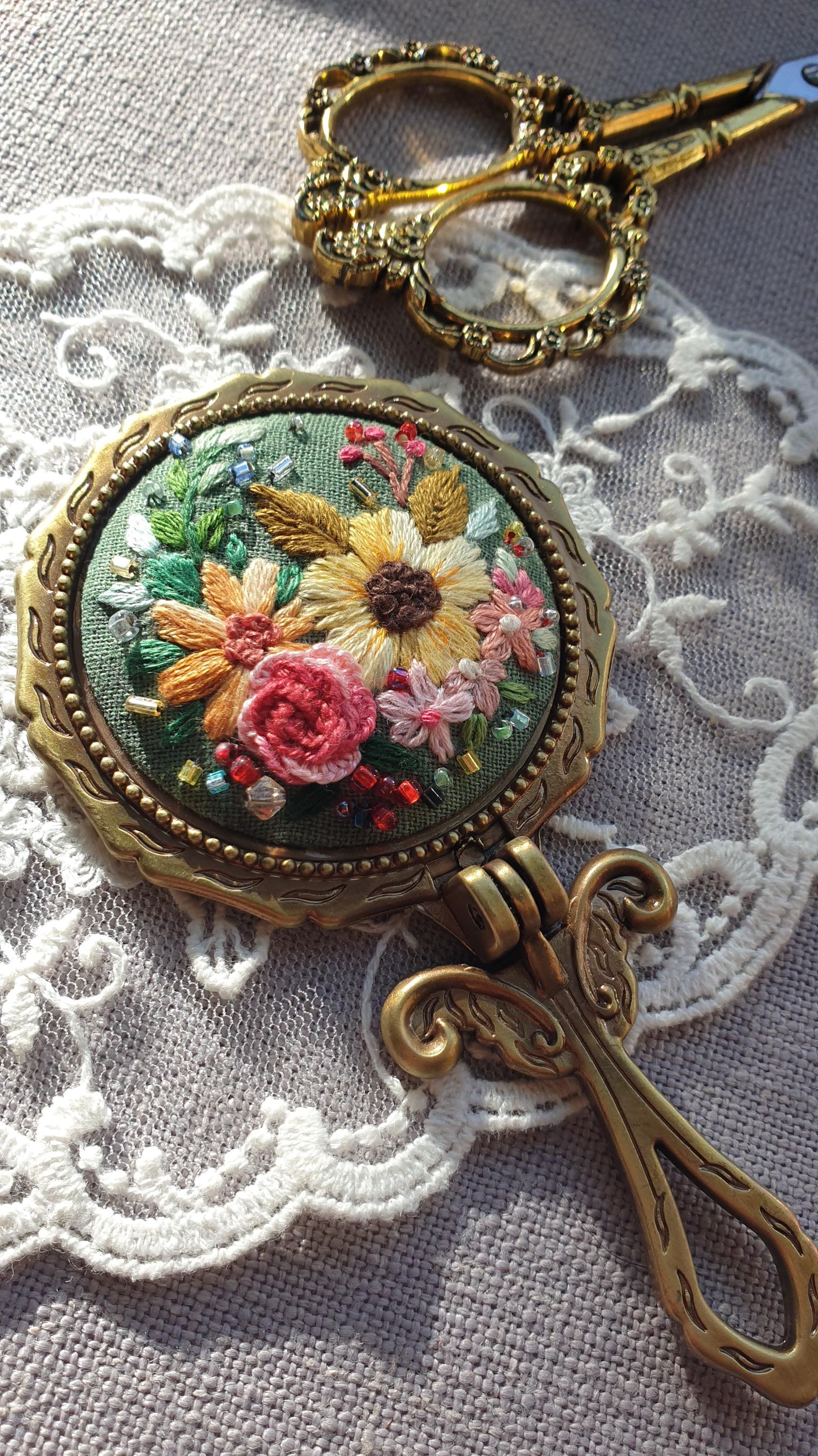 手刺繍の花柄ポケットミラー：ヴィンテージ真鍮製折りたたみミラー