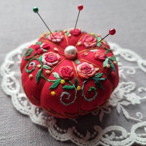 手刺繍の大きなカボチャのピンクッション：花柄の赤い裁縫針ホルダー、クラフト愛好家へのギフト、裁縫愛好家の必需品
