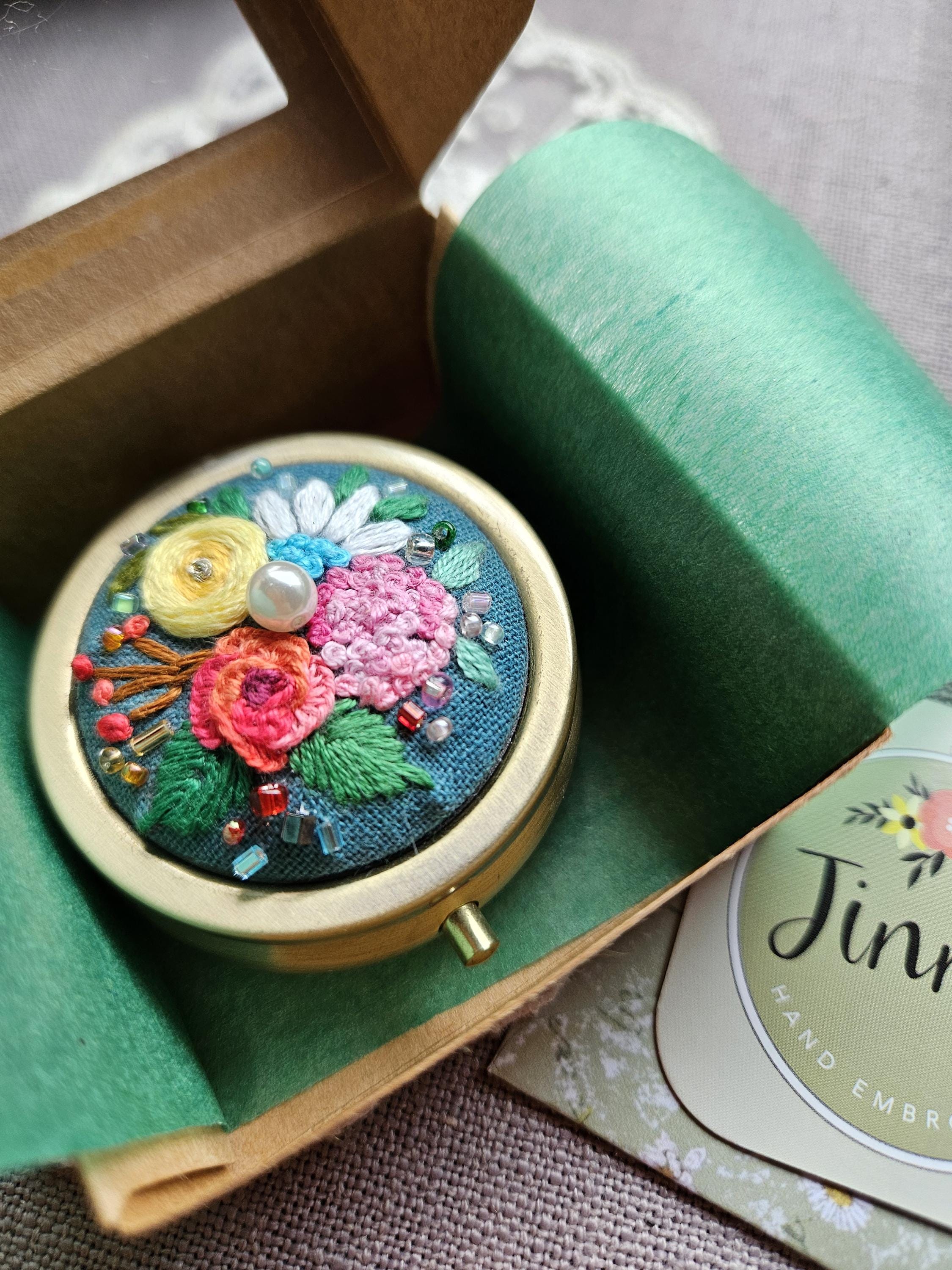 手刺繍の花柄小物入れ：アンティーク調のジュエリー収納 - Etsy 日本
