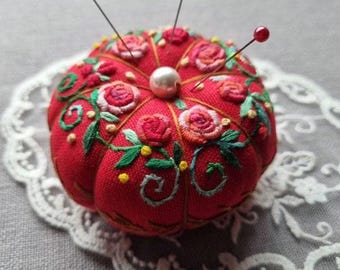 Alfiletero grande de calabaza bordado a mano: Soporte para agujas de coser con estampado floral rojo, regalo para artesanos y amantes de la costura.