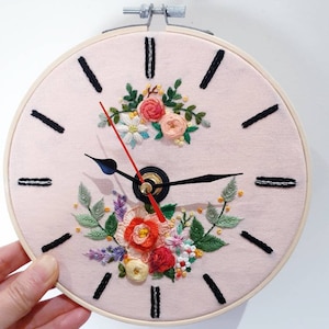 刺繍枠時計、手刺繍時計、花柄壁掛け時計、室内装飾、花好きの方への