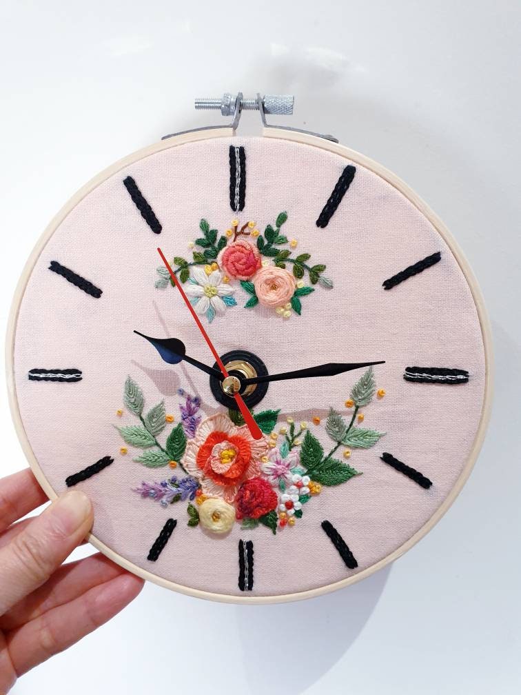 刺繍枠時計、手刺繍時計、花柄壁掛け時計、室内装飾、花好きの方への