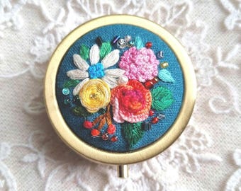 手刺繍の花柄ポケットミラー：ヴィンテージ真鍮製折りたたみミラー