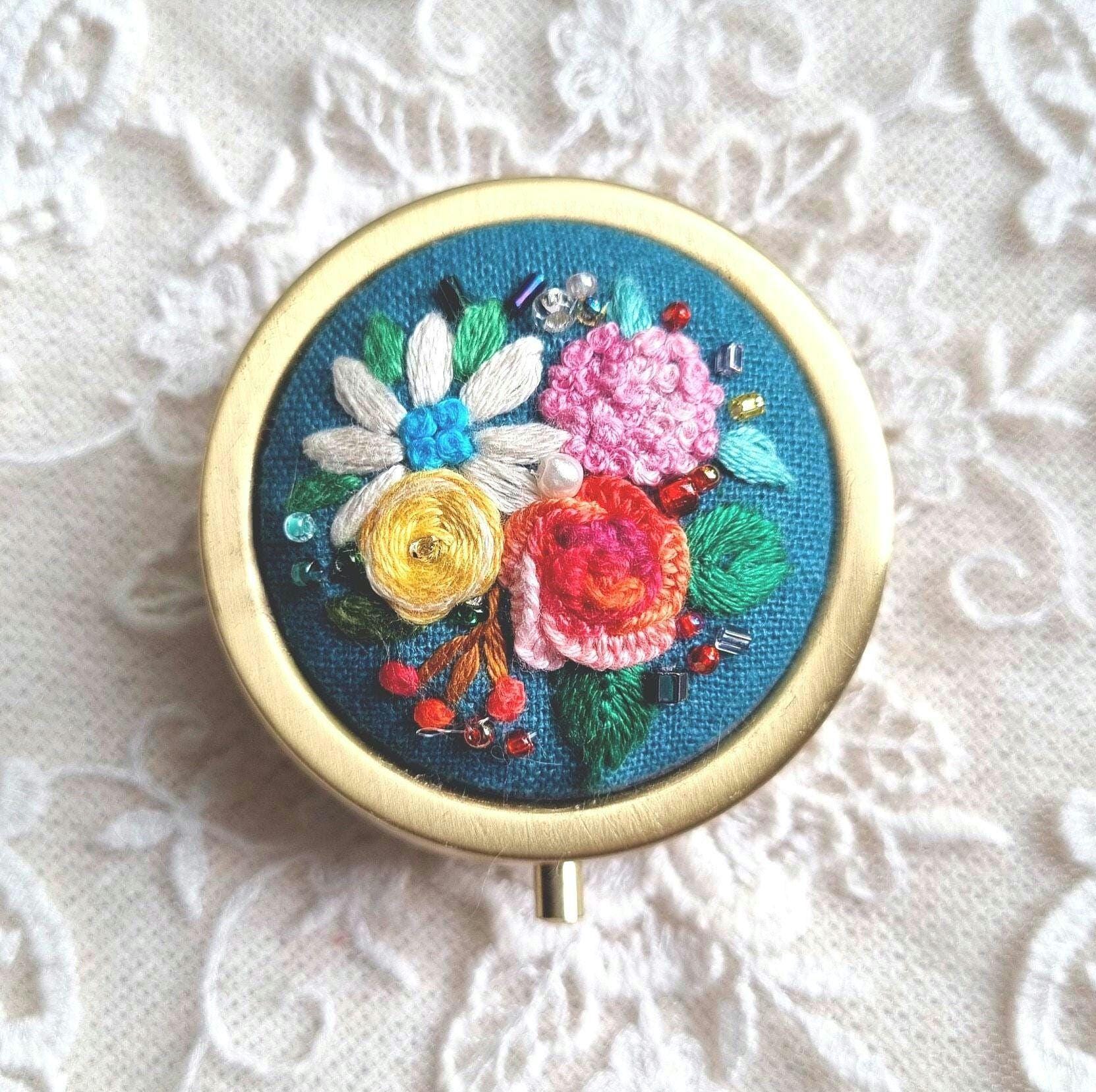手刺繍の花柄小物入れ：アンティーク調のジュエリー収納 - Etsy 日本