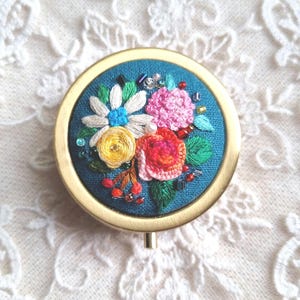 Ciondolo portagioie ricamato a mano, portagioie floreale, ciondolo in stile antico, piccolo contenitore rotondo per gioielli, regalo per lei, compleanno della mamma