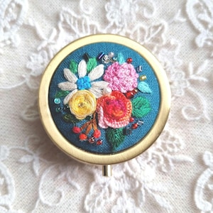 Joyero con diseño floral bordado a mano: Almacenamiento de joyas de estilo antiguo