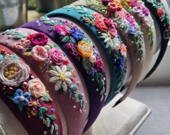 Handgeborduurde hoofdband met bloemen: boho chic haaraccessoire