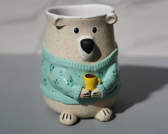 Preorden- Taza de oso / Taza hecha a mano de cerámica cálida Beary / Oso en suéter floral verde azulado / Taza de oso lindo / Regalo de oso