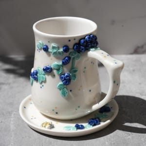 Handgemachte Biene und Blaubeere Tasse: Keramik Kaffeetasse