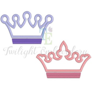 Puede incluir: Dos diseños de corona bordados. La corona superior es morada y la corona inferior es rosa.